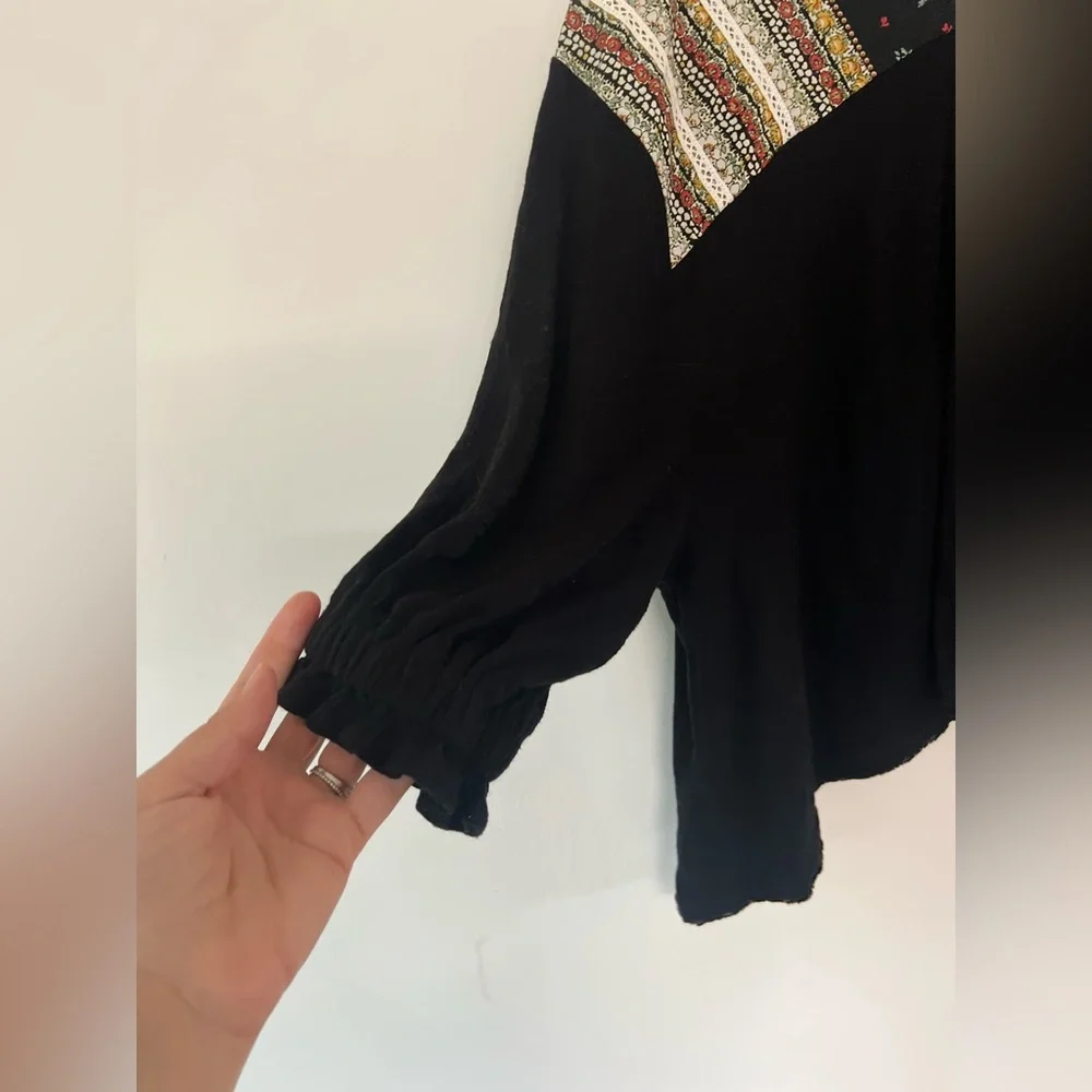 Free People Prairie Days Black Floral Linen Blend Lace Trim Shirt‎ Size Medium